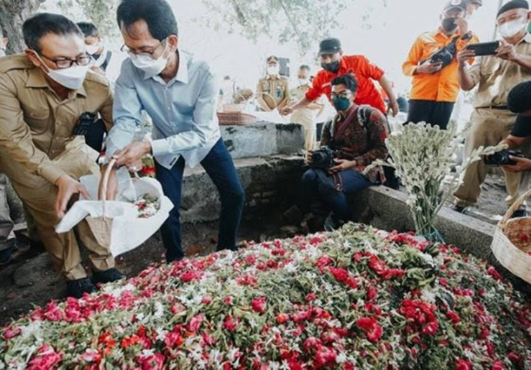 Ketua DPRD Tabur Bunga di Makam Mertua Eri Cahyadi